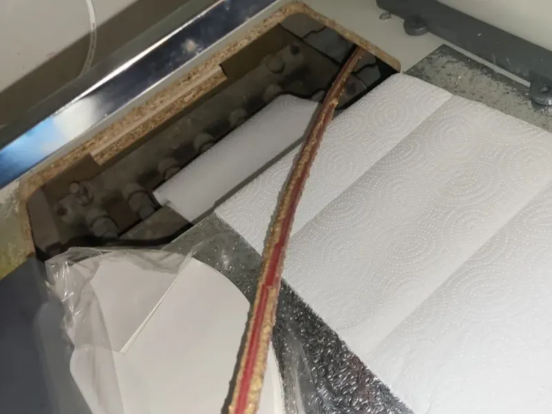 대전 중구 싱크대 하부장 바닥을 열고 스프링을 넣는 모습