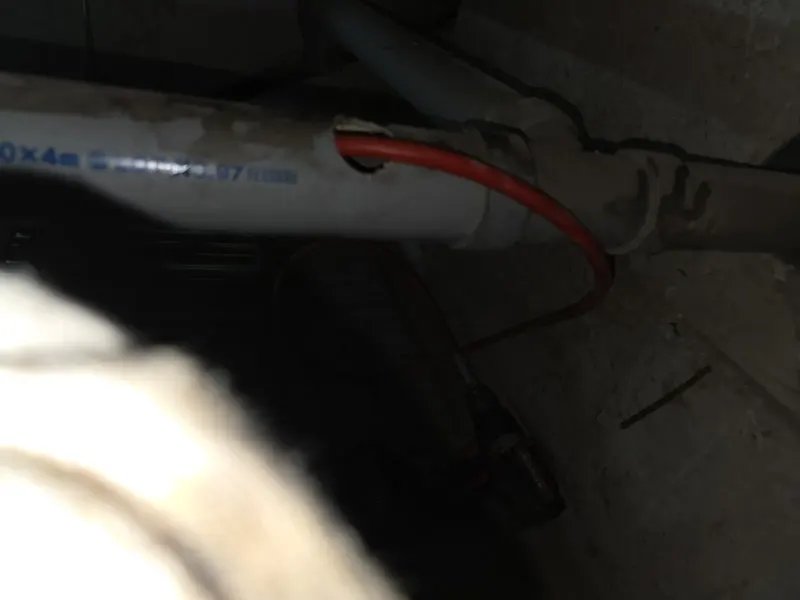 대전 중구 어두운 배관 아래 작업 구멍에 넣은 장비 줄