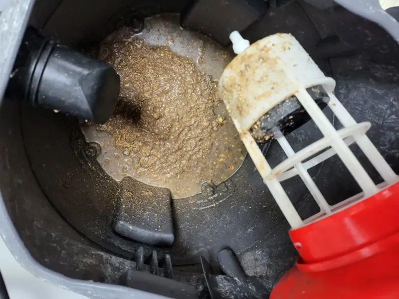 대전 중구 석션 통 안에 모인 음식물 찌꺼기